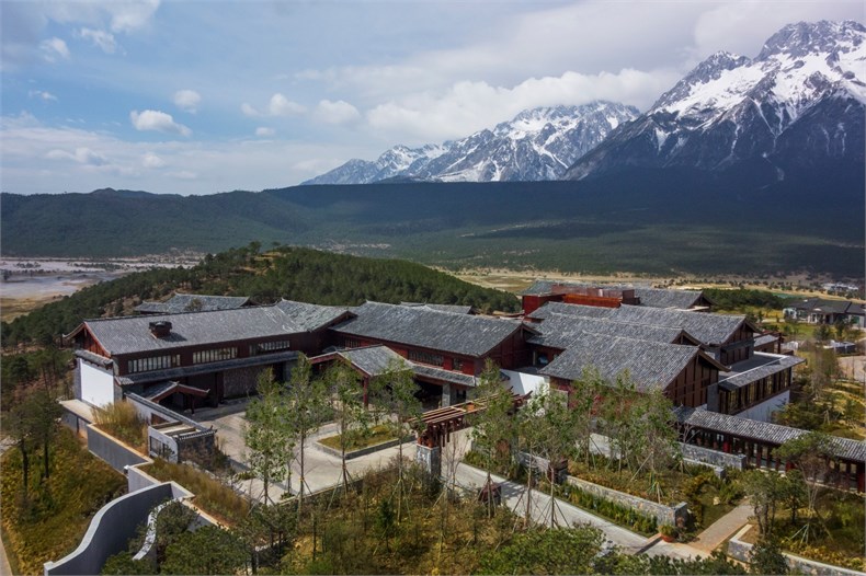 Mountain Lodge Exterior 雪山酒店整体外观 2.jpg