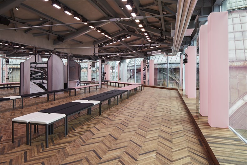 Prada 2018 Resort Womenswear Fashion Show Space 01.jpg