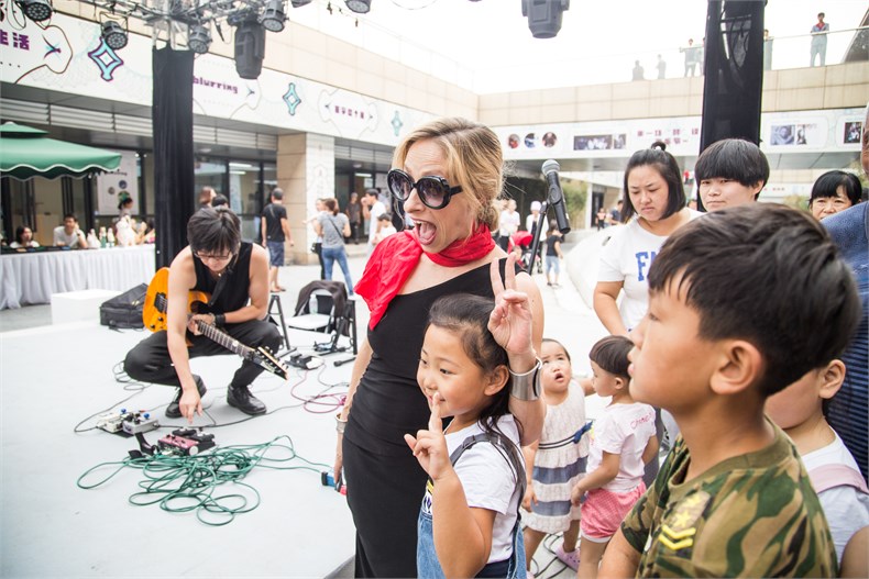 18知名乐队Jess Meider’s Chinatown 现场与孩子们互动.jpg