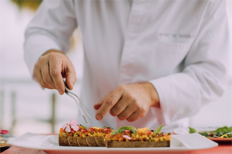 24 OO_LeSaintGeran_F&B_Chef Detail_Horizontal.jpg