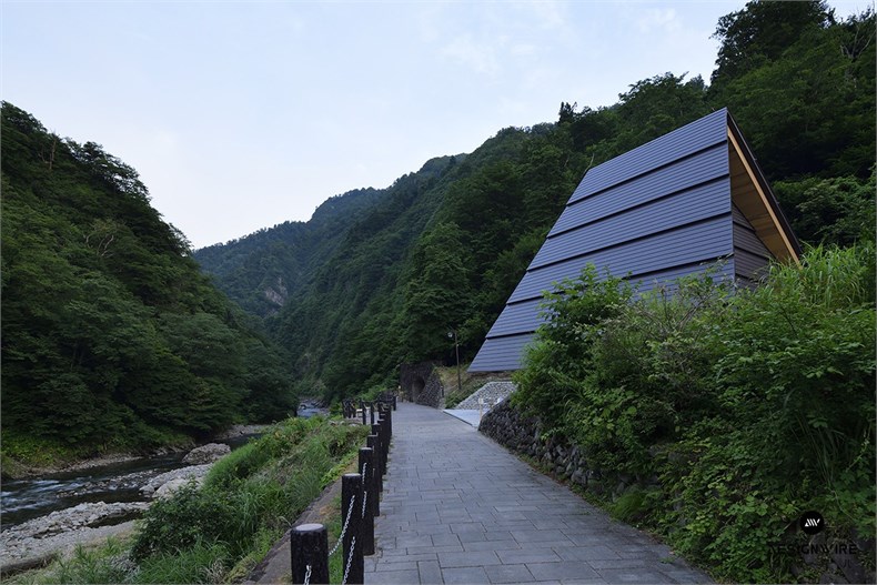 02_MAD_Echigo Tsumari_Tunnel of Light_Periscope_by Nacasa & Partners Inc._low-res.jpg