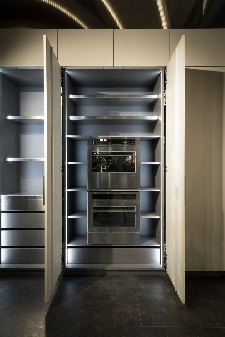 Mia by Carlo Cracco厨房系列_安装了解冻机、蒸箱和烤箱的功能柜.jpg