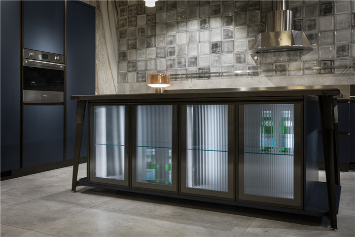 Diesel Open Workshop厨房系列_柜子选用罗纹玻璃柜门，以及金属质感的桌脚.jpg