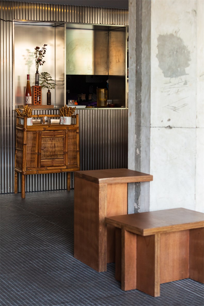 05 Corrugated aluminum wraps the bar and kitchen volume reflecting sunlight into the space.jpg