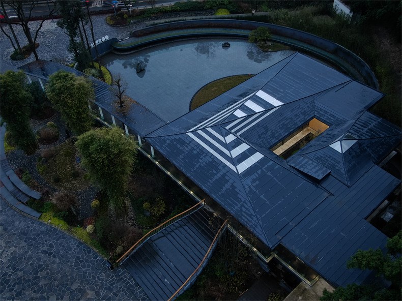 001-雨后傍晚的竹编大屋顶©小隐建筑.jpg