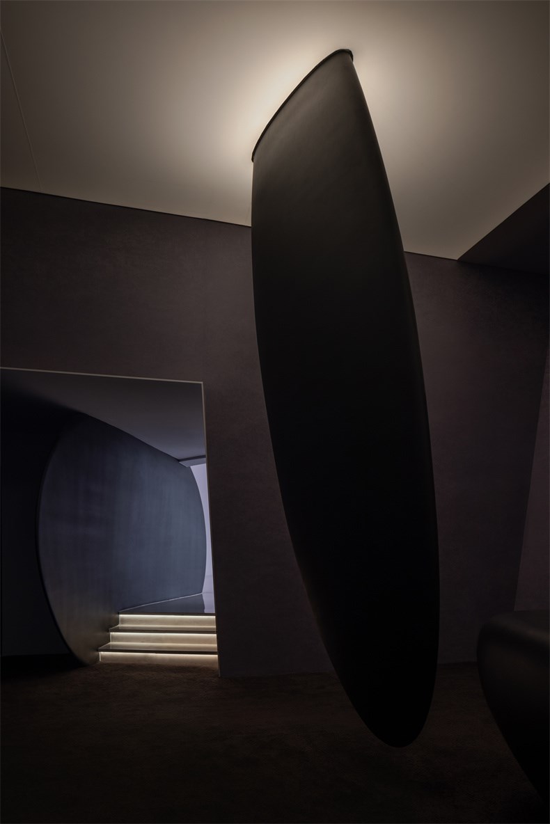 SpActrum_M2艺术中心_16_“漂浮”的黑石&序厅入口_摄影_SFAP.jpg