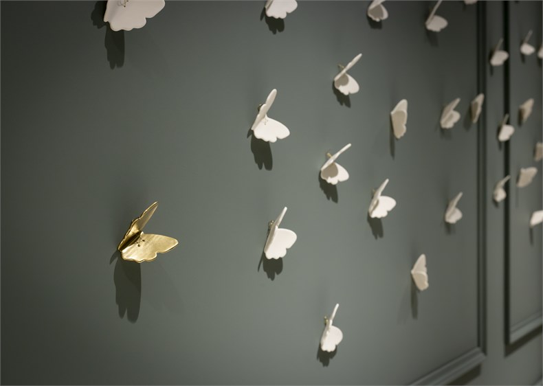 06 Studio Lodha以黏土材质蝴蝶艺术品装饰墙面.jpeg