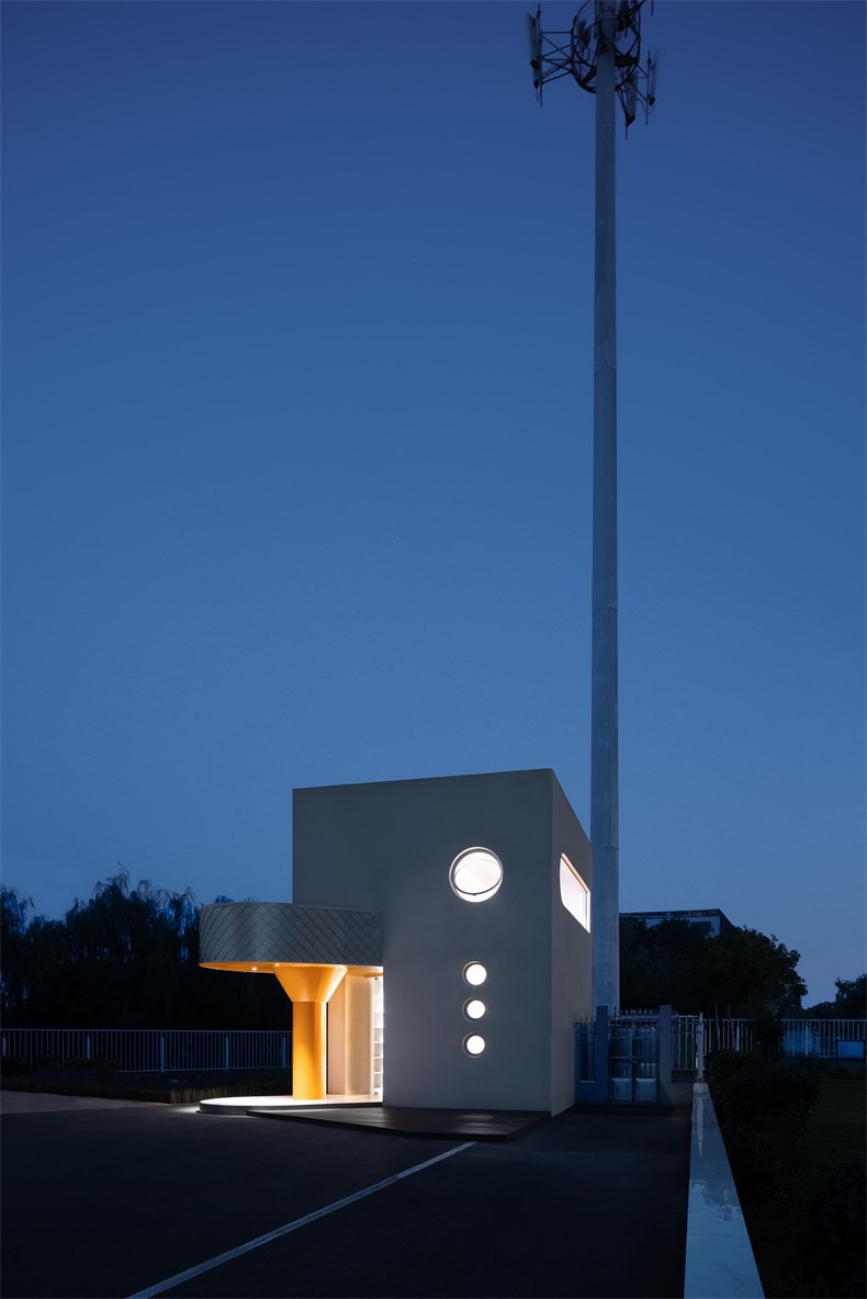 25 Night view- Renovation of 5 X 7 - Greater Dog Architects.jpg