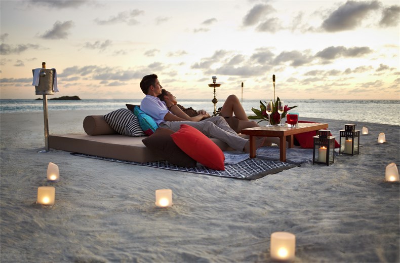 Romantic Beach Dinner (MK1304).jpg