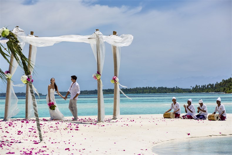 Wedding on Castaway Island (MK1304).jpg