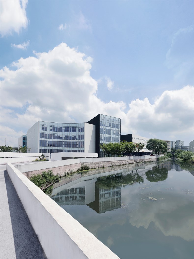 10 Bridge--Brloote-Headquarter-Greater-Dog-Architects.jpg