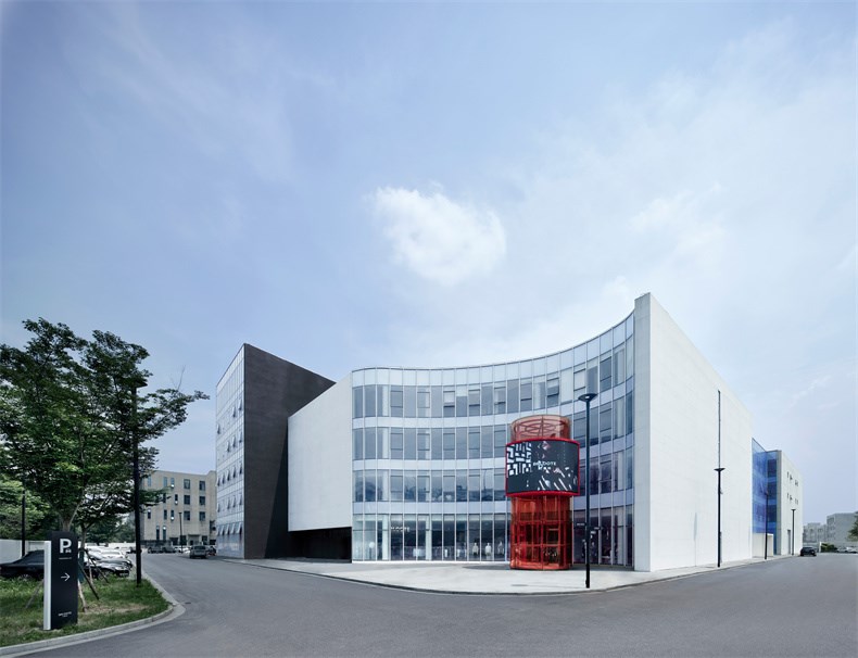 12 Main Entrance-Brloote Headquarter-Greater-Dog-Architects.jpg