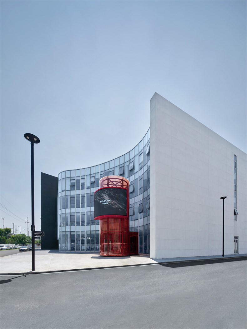 13 Customer  Entrance of Sliced Building -Brloote Headquarter - Greater Dog Architects.jpg