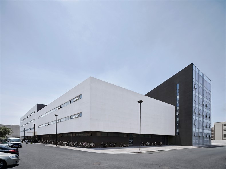 16 Sliced Building-Factory Block -Brloote Headquarter - Greater Dog Architects.jpg