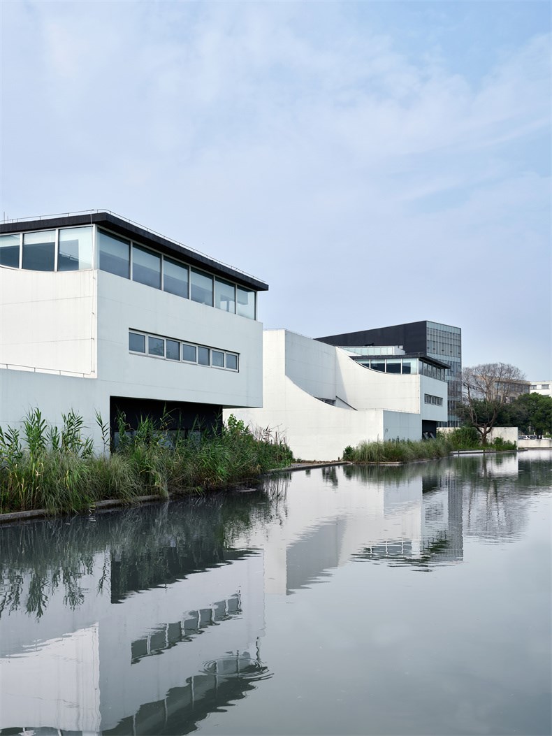 20 Mirrored Building -Brloote Headquarter - Greater Dog Architects.jpg