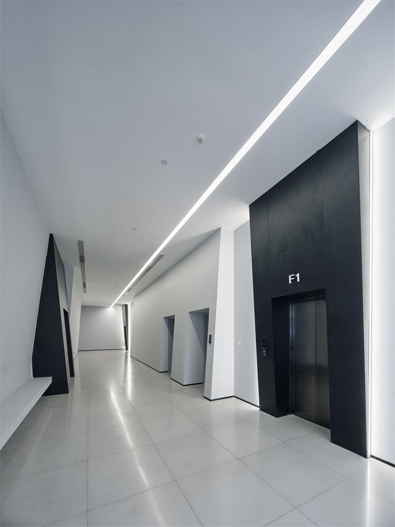 32 Lift-lobby-Brloote-Headquarter---Greater-Dog-Architects.jpg