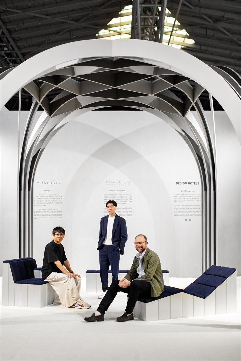 左起：YU STUDIO 创始人于昭、Frank Chou Design Studio 创始人周宸宸、Design Hotels全球高级副总裁 Christian Malcher齐聚展台.jpg