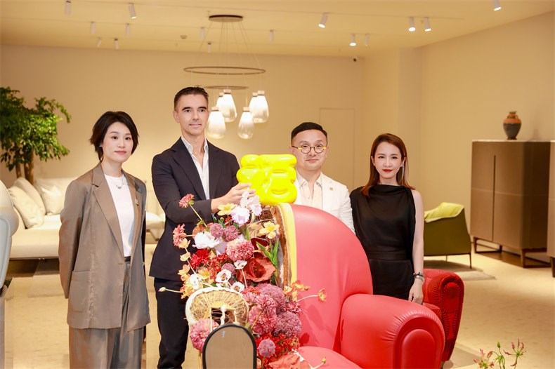 （从左至右）福邸国际销售总监李夏、Poltrona Frau 亚太区副总裁 Federico Muzio、福邸集团创始人福先生与 Poltrona Frau 大中华区总经理 Amber Guan共庆杭州旗舰店开幕盛典.jpg
