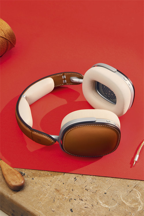 Casque audio en vache Pippa - Collection AH25 - Hermes  Pippa Florent Tanet.jpg