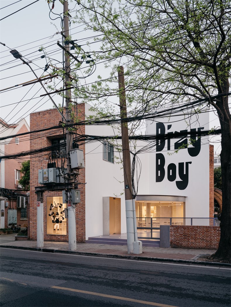 Profile_BIZYBOY_PHOTO 01.jpg