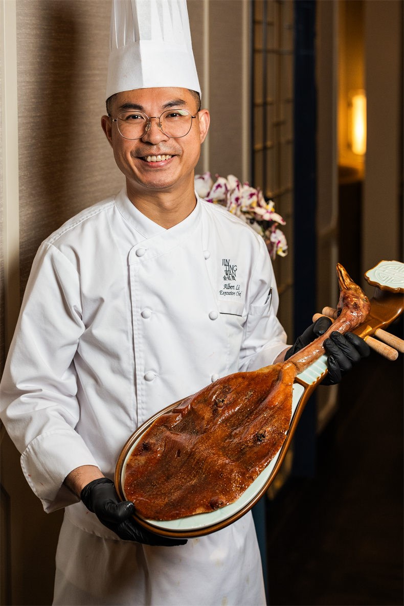 JTW - Chef Li presenting the 堂剪黑胡椒琵琶鸭 Roasted Pipa Duck with Black Pepper Sauce.jpg